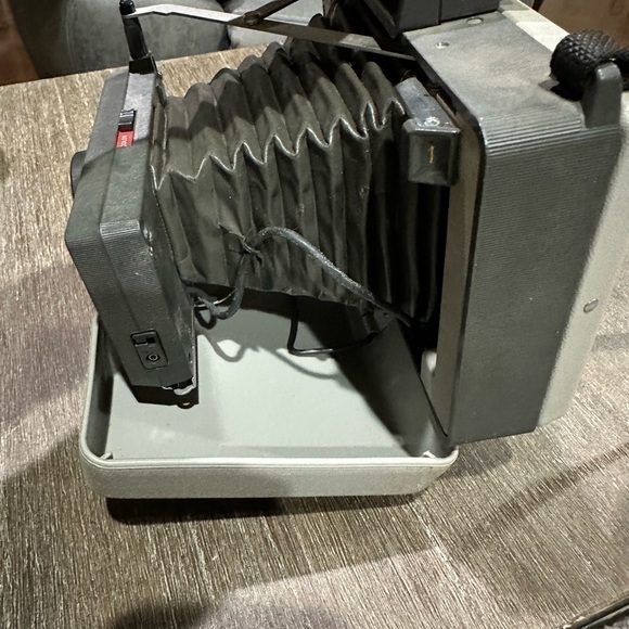 Vintage Polaroid automatic 104 Land camera - Picture 4 of 9